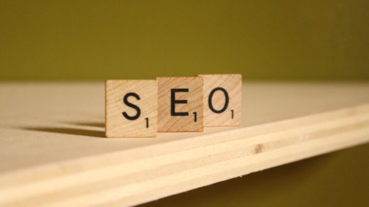 a wooden block that says seo on it